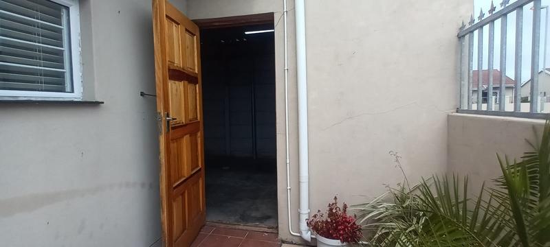 3 Bedroom Property for Sale in Pelikan Park Western Cape